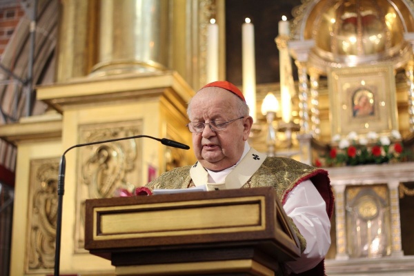kardynał dziwisz w katedrze wawelskiej